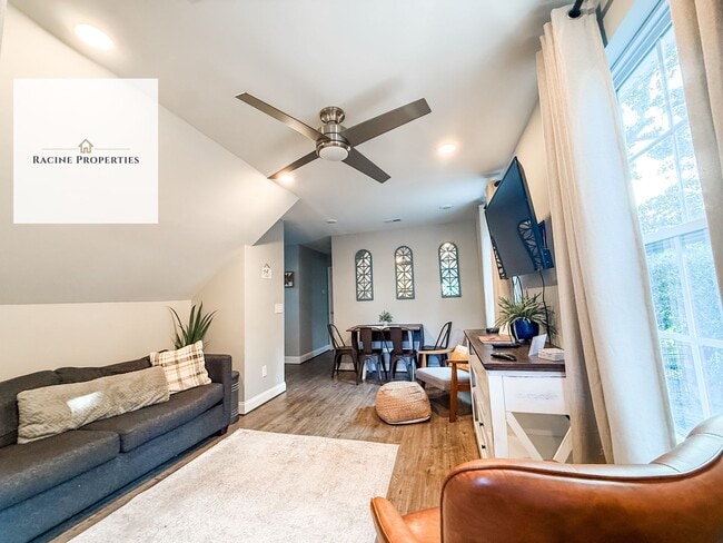 Building Photo - Furnished One Bedroom Available NOW!