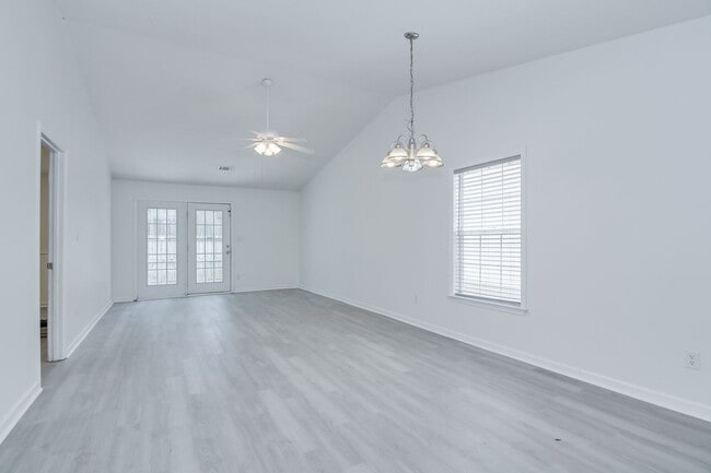 Building Photo - 2 Bedroom 2 Bath Townhouse