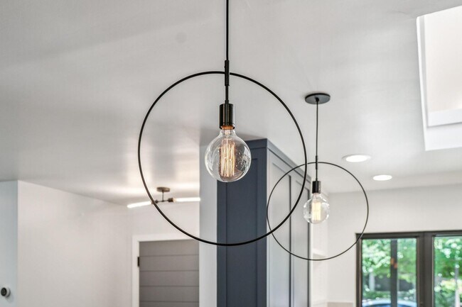 Building Photo - Renovated Linfield Oaks Retreat with Private Garden and Guest Studio