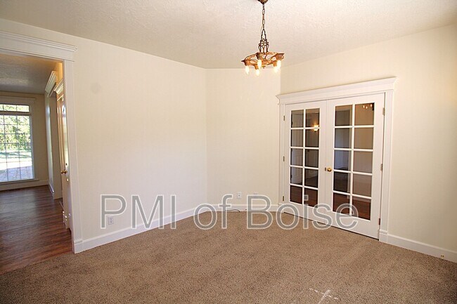 Building Photo - 85 S Linder Rd