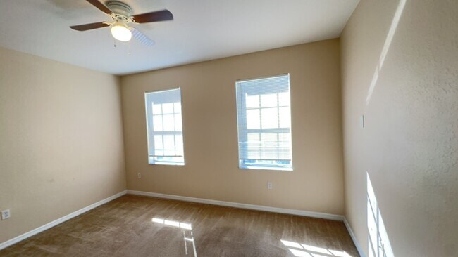 Building Photo - 3 BEDROOM 2 BATH 2 CAR GARAGE CONDO