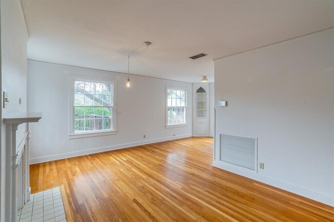 Building Photo - 1609 Sunset Ln