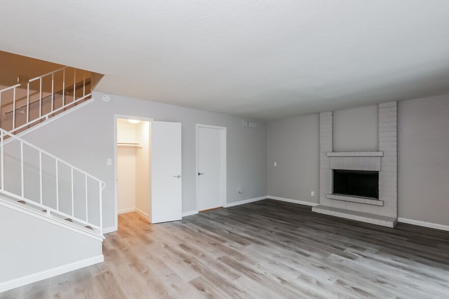 Building Photo - 1635 E Apollo Rd