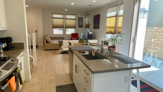 Building Photo - 22 Poppy