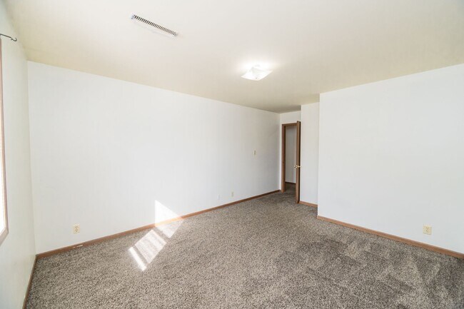 Building Photo - 2 bedroom / 2 bathroom Townhouse for rent ...