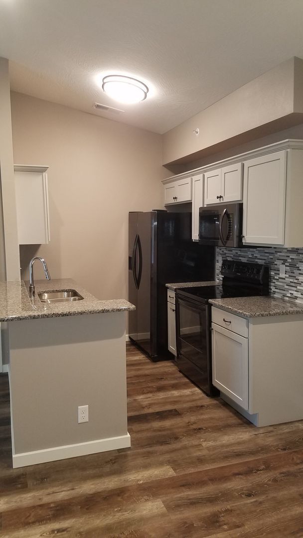 Building Photo - 1 Bedroom 1 Bath Garden Level Lakeside Apartment