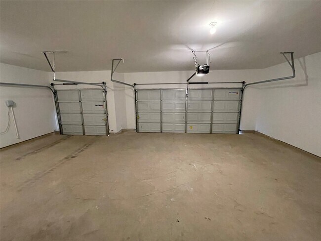 Building Photo - 8111 Royal Palm Ct