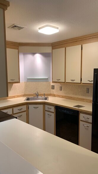 Building Photo - 30 Ledgewood Hills Dr