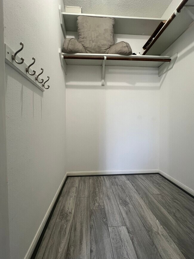 Building Photo - 736 Country Pl Dr