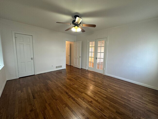 Building Photo - Bluebonnet Circle Charmer