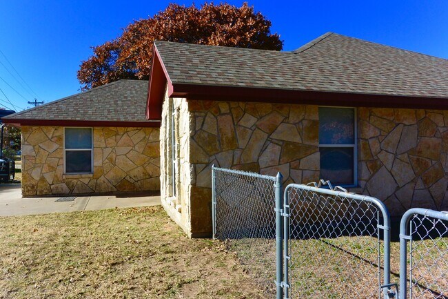 Building Photo - AVAILABLE NOW Single Family Home 3/2/2