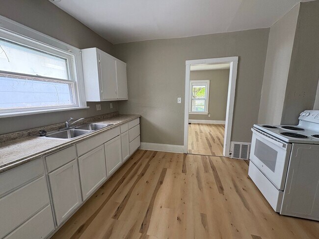 Building Photo - 4224 Fairview Dr