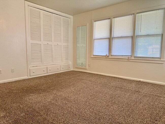 Building Photo - 3 Bedroom Home with Spacious Bedrooms
