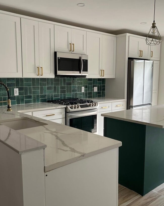 Building Photo - Beautiful Updated 3/1 Twin Home in a Great...