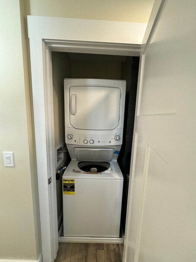 Building Photo - 206 Maple Ter