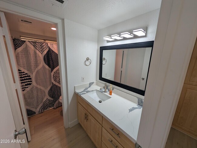 Building Photo - 1880 E Morten Ave