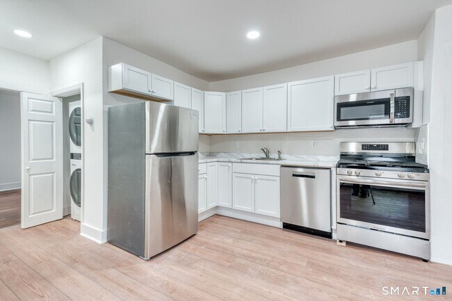 Building Photo - 152 Oak St