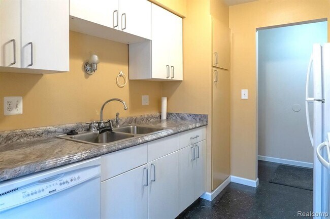 Building Photo - 19639 W 12 Mile Rd