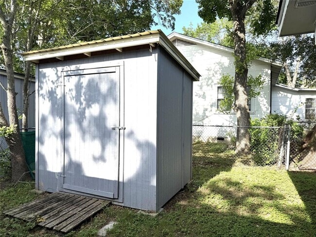 Building Photo - 1130 Bois D'Arc St