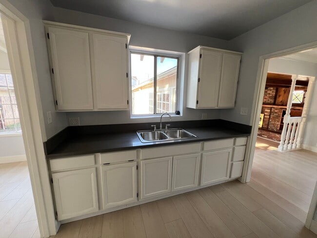 Building Photo - Burbank 3 bedroom 2 bathroom house for ren...