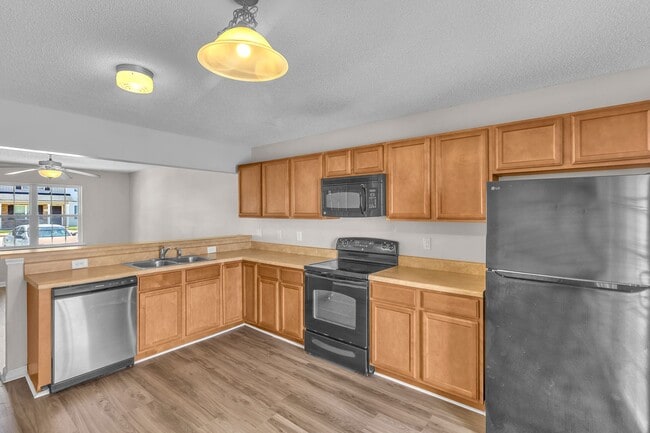 Building Photo - 2 Bed 2.5 Bath Townhome