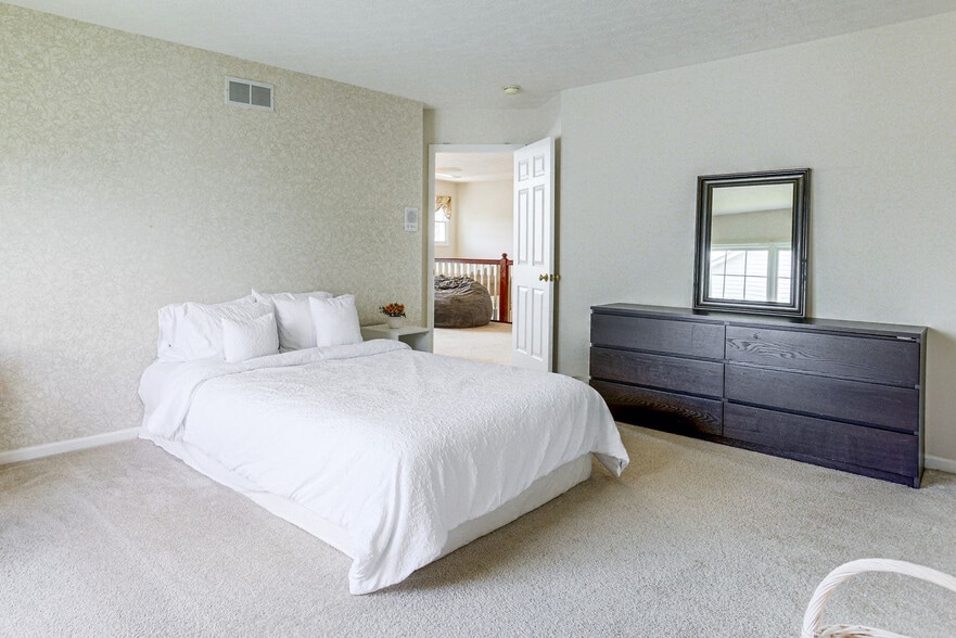 Building Photo - 5816 Lakeview Dr