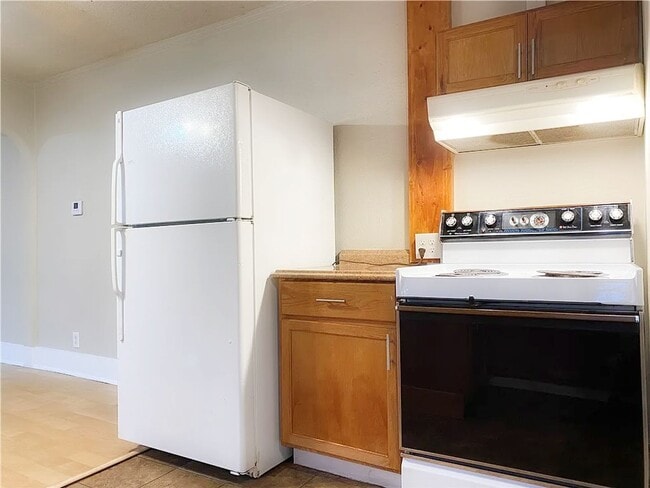 Building Photo - Charming 2-Bedroom Home with Hardwood Floors & Great Location Near Des Moines