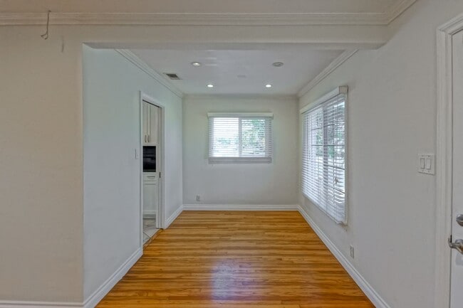 Building Photo - CHARMING, BRIGHT & AIRY HOME ON LARGE CORN...