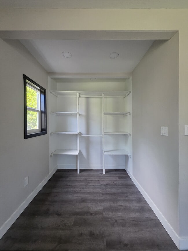 Building Photo - 1060-KE1060 15th St NE