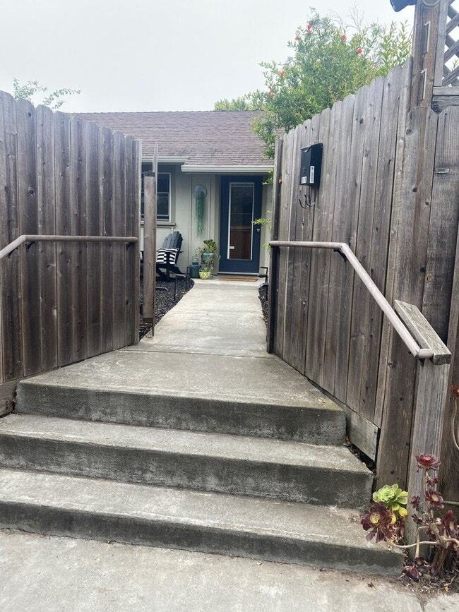 Building Photo - Charming 1BD/1BA in Desirable Petaluma Location unfurnished