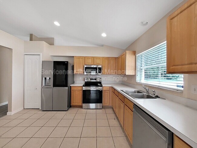 Building Photo - 7603 Crescent Palm Dr