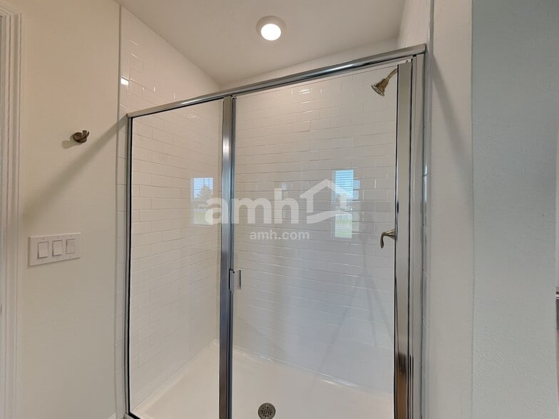 Building Photo - 5998 Pinewood Ests Dr