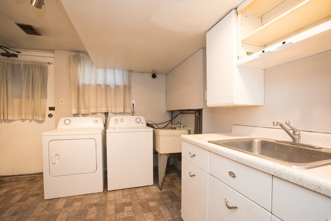 Building Photo - 2712 Sarah St