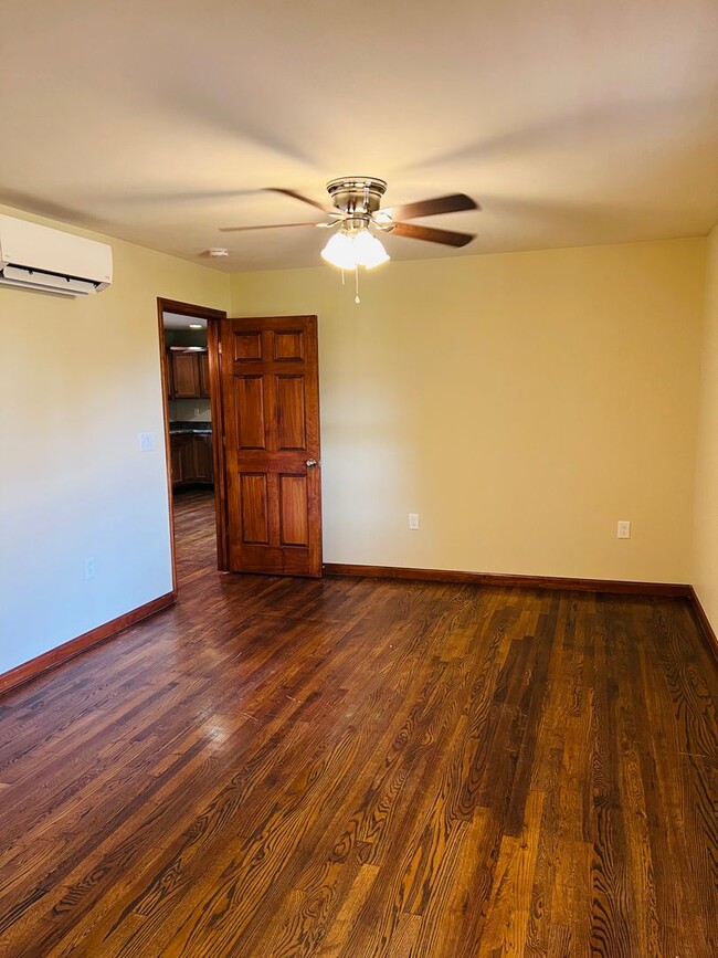 Building Photo - 2 bed 1.5 Bath Single Family Home