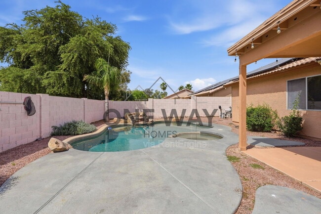 Building Photo - 819 E Cindy St