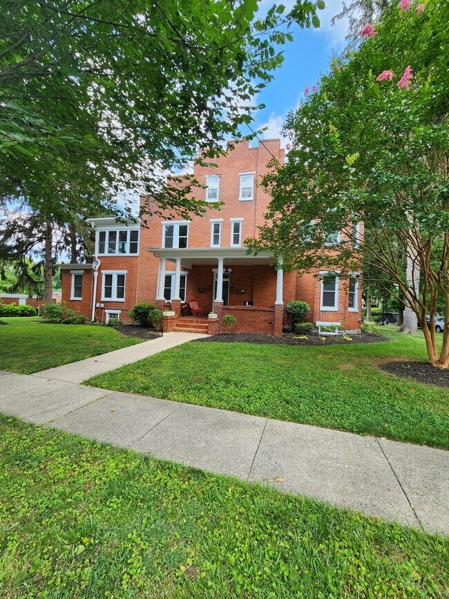 Primary Photo - 323 N College Pkwy
