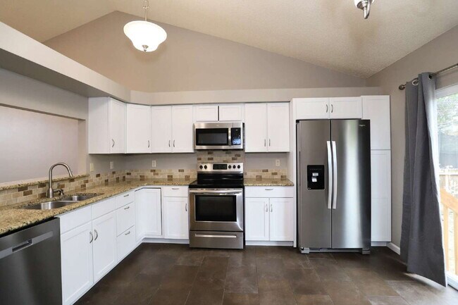 Building Photo - Beautifully Updated Split-Level Home with ...