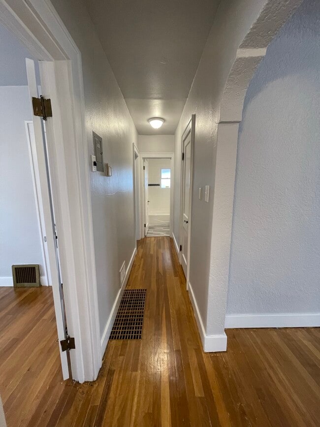 Building Photo - 405 Vassar Dr SE