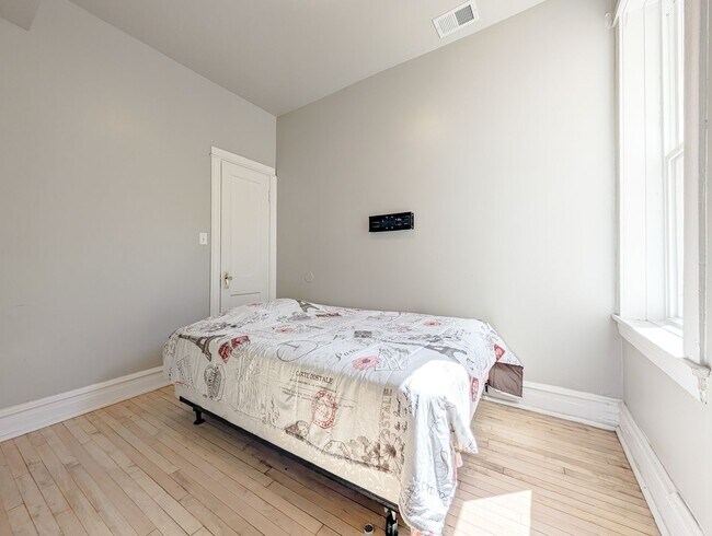 Building Photo - Top floor 2 bed 1 bath apartment