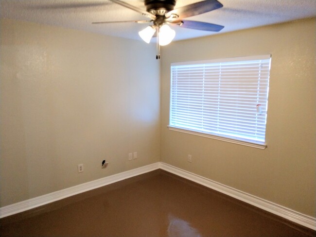 Building Photo - $1495 – 2 Bed / 1 Bath Condominium in cent...