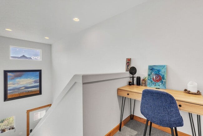 Building Photo - Furnished townhome w/ 2-car garage, backyard & EV charging