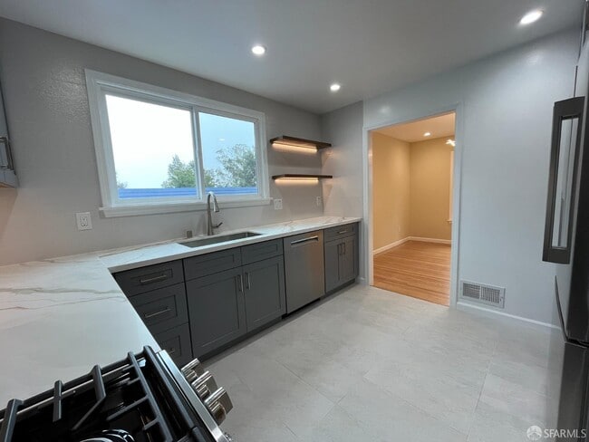 Building Photo - 21 Panorama Dr