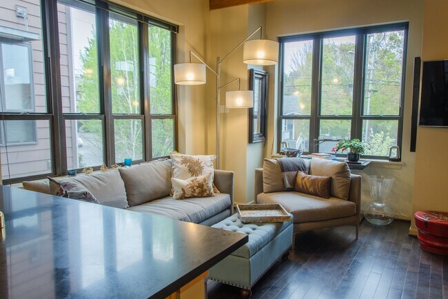 Building Photo - 2Bd/1.5Ba Seattle Townhouse