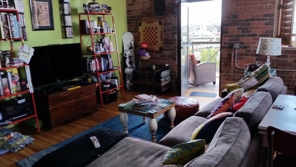 Large living area - 2261 Blake Street