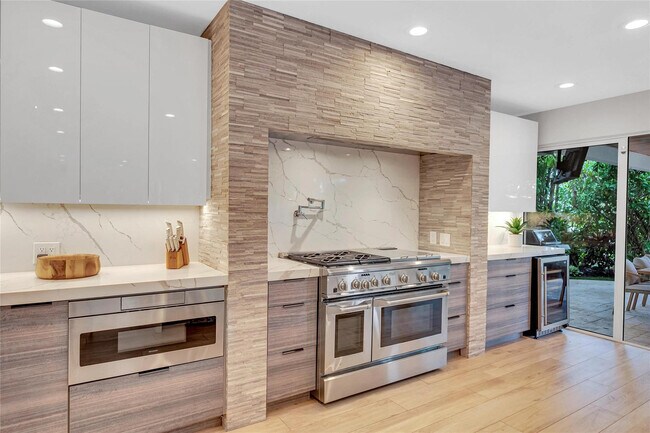 Building Photo - 1606 NE 18th Ave