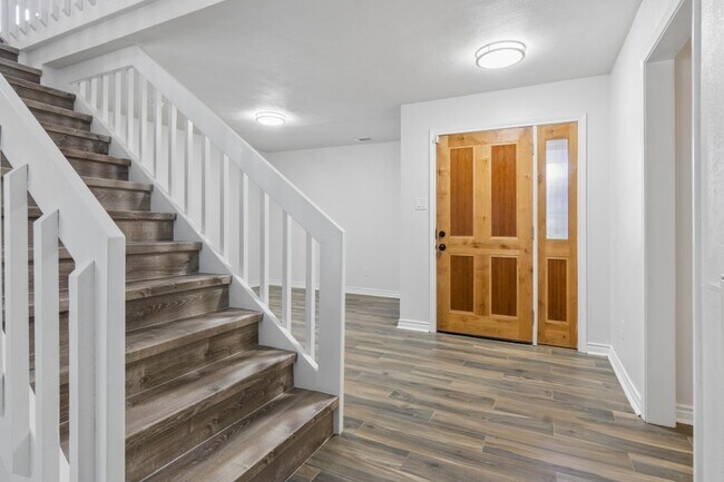 Building Photo - 6915 La Mirada Dr