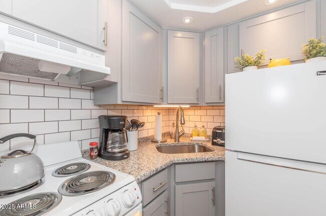 Building Photo - 2936 E Indian School Rd