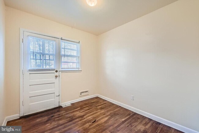 Building Photo - 3800 Cedarhurst Rd