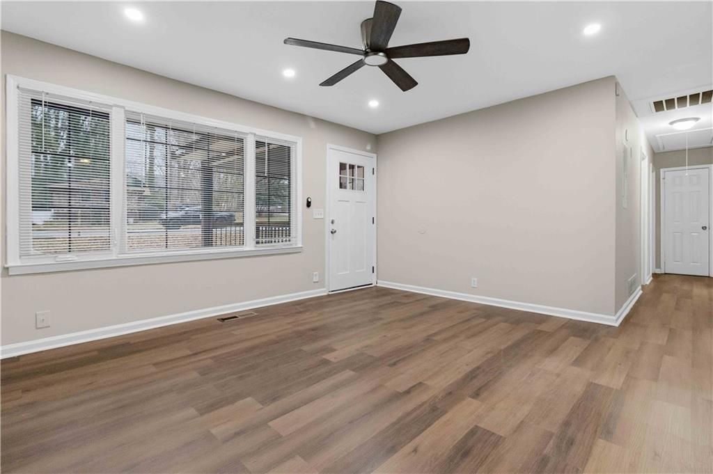 Building Photo - 2953 Meadowview Dr SE