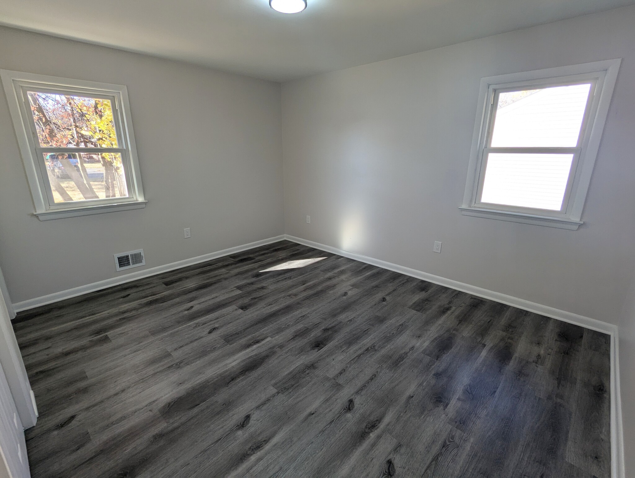 Bedroom 2 - view 1 - 1036 Apache St